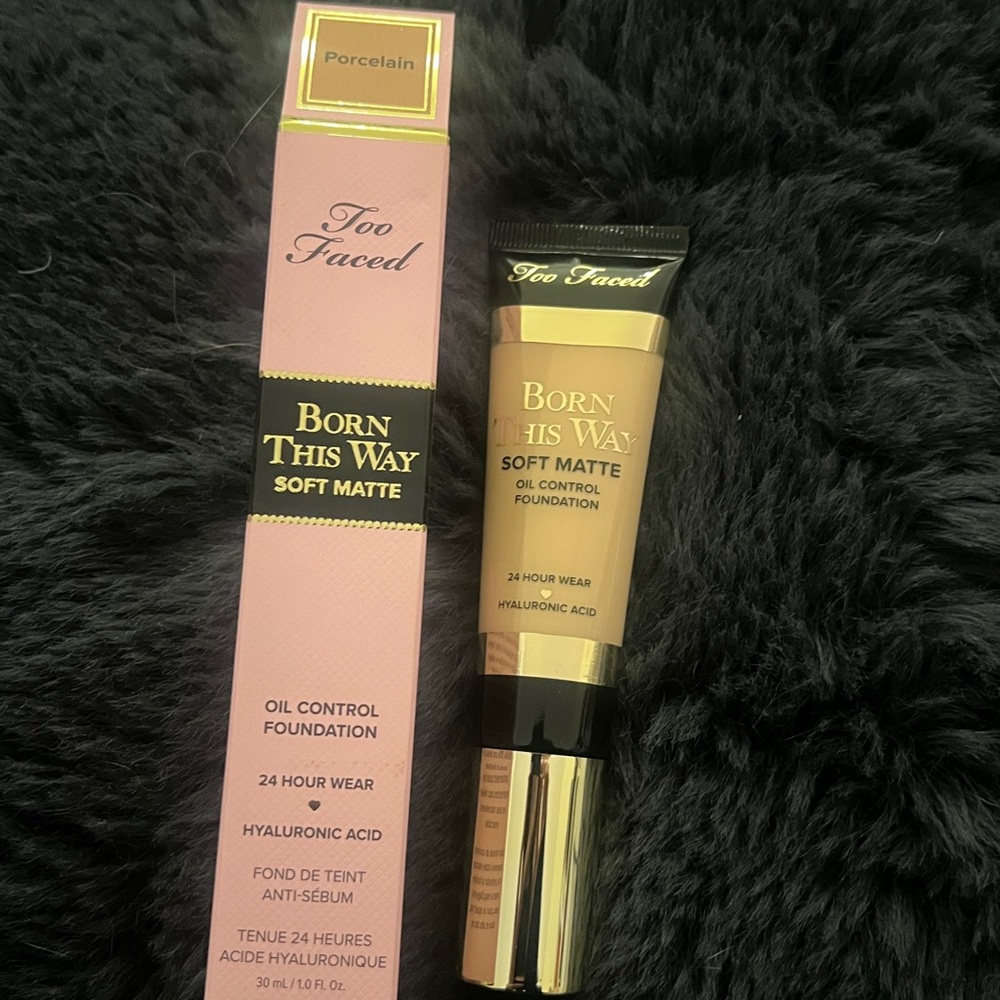 Too Faced BORN THIS WAY SOFT MATTE OIL CONTROL FOUNDATION - Porcelain
